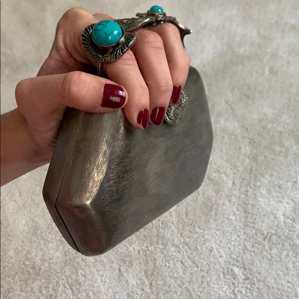 Metal ring clutch